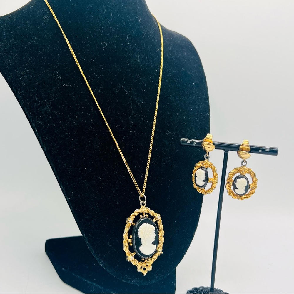 Vintage black & white cameo necklace & clip on earrings gold tone chain 18”